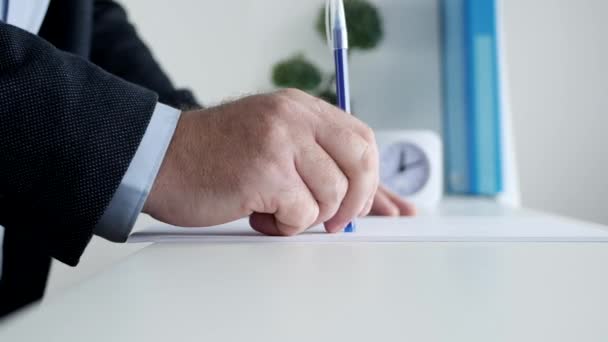 Скучный бизнесмен в офисе делает нервные жесты с ручкой — стоковое видео
