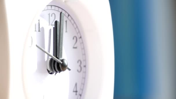 Imagen de primer plano con un reloj cronometrando los últimos segundos hasta la mitad del día — Vídeo de stock