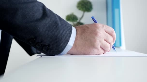 商人在商业会议上用钢笔在一张纸上书写笔记 — 图库视频影像