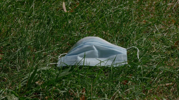 Medische Gezichtsmasker Gebruikt Verlaten Het Park — Stockfoto