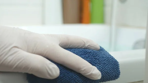 Mão Enfermeira Limpando Superfície Banheira Com Uma Toalha Seca — Fotografia de Stock