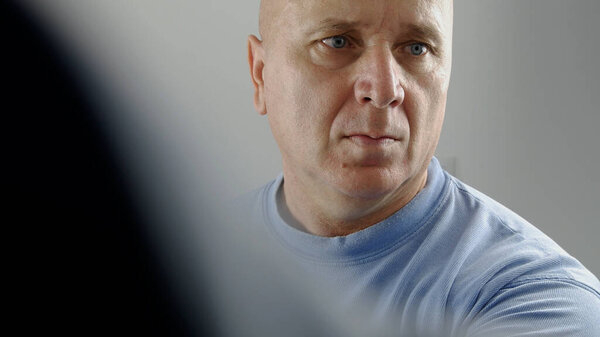 Изображение с человеком, выбирающим чистую голубую рубашку из своего гардероба