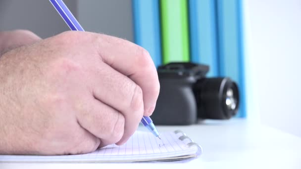 Fermer Image avec un homme d'affaires sur le lieu de travail Prendre des notes à l'aide d'une page de papier et d'un stylo — Video