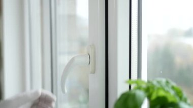 Sallanan Kipte Bir Adamın Eli Ofisten Bir Pencere Açar