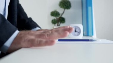 Gergin İşadamı Bir Kağıt Çarşafını Kırdı, Bir Sözleşmeyi Çöpe Attı