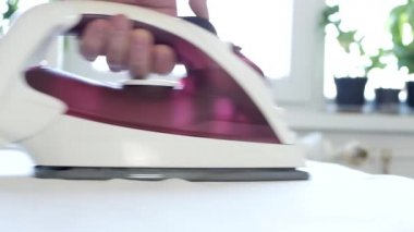 Elektrikli Demir ve Sıcak Buhar Kullanarak Temizlik Çamaşırlarını Ütüleyen Temizlikçinin Etkinliği