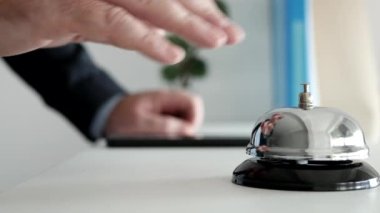 Otelin resepsiyonunda kayıt ya da çıkış için resepsiyonisti bekleyen turist