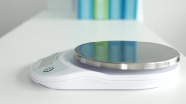 Bir Kuyumcuda Kuyumcu Elektronik Ölçek Kullanarak Altın Bilezik Ağırlığı