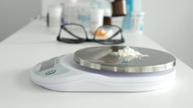 Tıbbi Reçete için Medicaments 'ı kontrol eden bir doktorla bulanık çekim