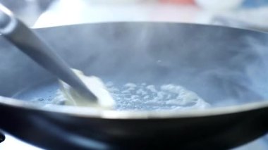Şef, Kahvaltı Hazırlamak İçin Mutfakta, Sıcak Tavada Taze Tereyağı Karıştırıyor.