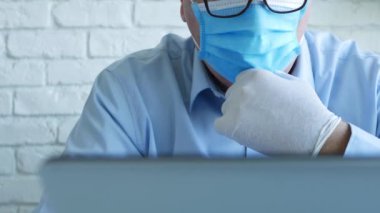 Ofis Odasında Maske ve Koruyucu Eldiven Giyen İşadamı Laptop İletişimi Kullanıyor