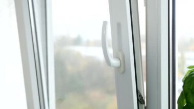 Ofisten Pencereyi Kapayan Bir Adamın Eli