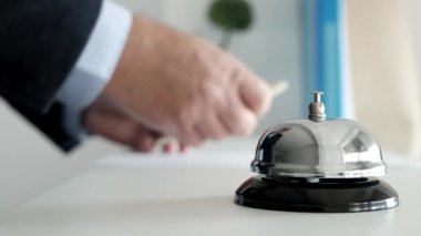 Otel Resepsiyonundaki Turist Giriş İçin Kişisel Verilerle Form Dolduruyor