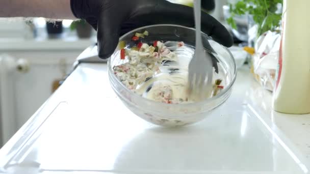 Mayonaise gemengd met gehakte augurken voor een groentesalade — Stockvideo