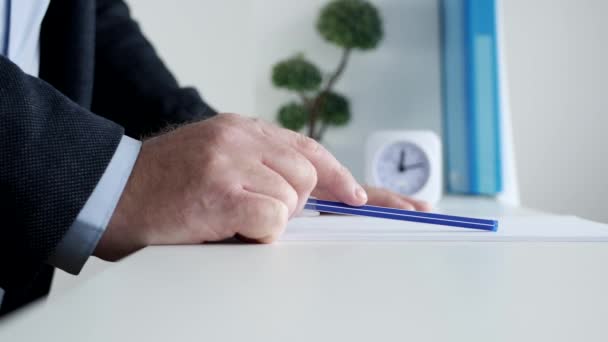사무실에 근무하는 지루 한 사업가가 펜을 가지고 신경을 날카롭게 하다 — 비디오