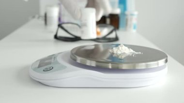 Tıbbi Reçete için Medicaments 'ı kontrol eden bir doktorla bulanık çekim