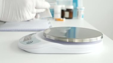 Tıbbi Reçete için Medicaments 'ı kontrol eden bir doktorla bulanık çekim