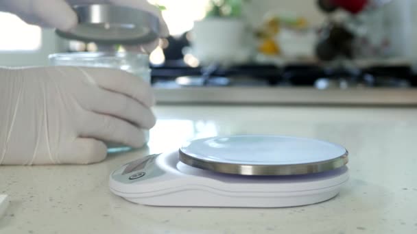 Mutfaktaki Şef Pasta Tarifi için Şekeri Tartmak İçin Elektronik Ölçek Kullanıyor — Stok video