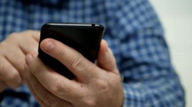 Bir cep telefonundan mesaj gönderen Eller ile Yakın Çekim