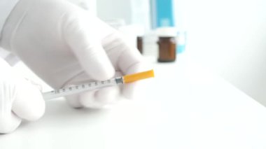 Hemşire bir aşı merkezinde şırıngayı Covid aşısıyla dolduruyor.