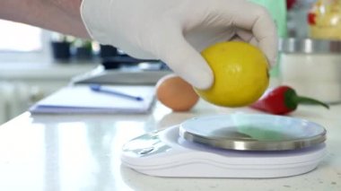 Mutfaktaki Şef, Elektronik Pul Kullanarak Taze Limon Tazeler