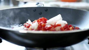 Sebzelerle Yakın Çekim Sıcak Tavada Karıştırılmış ve Pişirilmiş, Vejetaryen Tabağı İçin İçindekiler