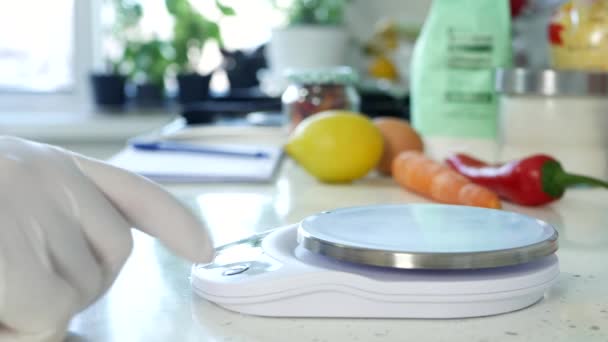Chef Weighs a Small Quantity of Black Tea on an Electronic Kitchen Scale — Stock Video