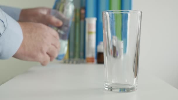 Törstig Person Fyller Ett Glas Med Färskt Vatten Från Plastflaska — Stockvideo