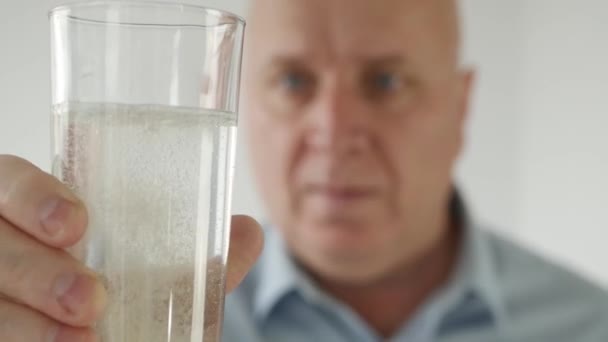 Больной Человек Страдающий Большой Головной Болью Кладет Воду Эффектную Таблетку — стоковое видео