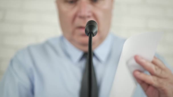 Размытый образ спикера-бизнесмена на пресс-конференции, выступающего на микрофоне и жесте — стоковое видео