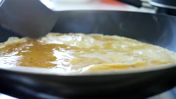 Chef prépare une délicieuse omelette dans une casserole chaude sur la cuisinière pour le petit déjeuner — Video