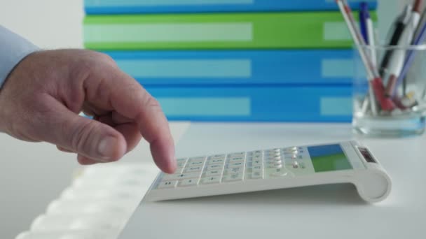 Podnikatel v kanceláři vypočítá finanční příjmy pomocí přidávacího stroje. Účetní provádějící finanční kalkulace. — Stock video