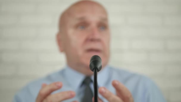 Image floue d'un homme d'affaires Conférencier lors d'une conférence de presse Parler au micro et faire des gestes — Video