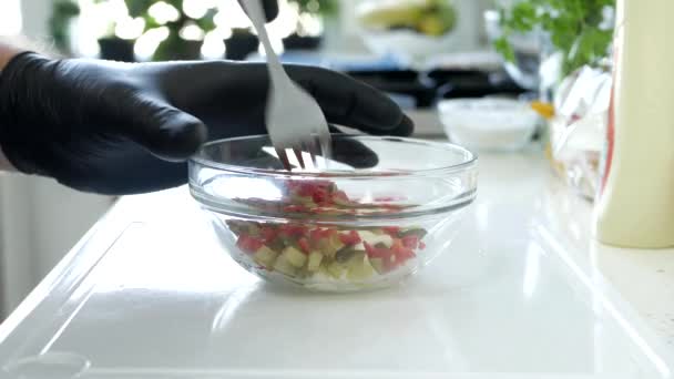 Mayonesa mezclada con encurtidos picados para una ensalada de verduras — Vídeo de stock
