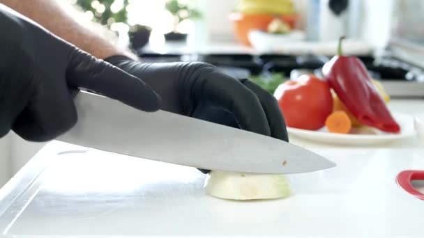 Oignon blanc épicé haché avec un couteau dans la cuisine — Video