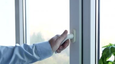 Ofisten Büyük Pencere Açan Bir Adamın Eli