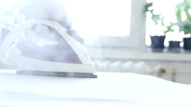 Elektrikli Demir ve Sıcak Buhar Kullanarak Temizlik Çamaşırlarını Ütüleyen Temizlikçinin Etkinliği