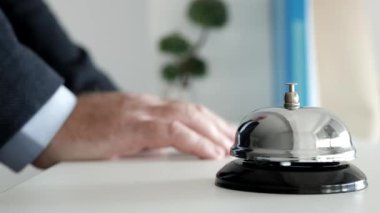 Otel Resepsiyonundaki Turist Resepsiyonisti Arayan Zil Düğmesine Basıyor