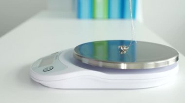Bir Rehin Dükkanındaki Kuyumcu Elektronik Pul Kullanarak Altın Zinciri Ağırlaştırıyor