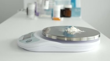 Tıbbi Reçete için Medicaments 'ı kontrol eden bir doktorla bulanık çekim