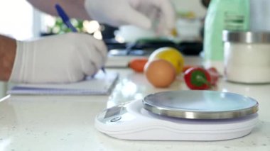 Mutfakta Aşçı İçindekileri Kontrol Ederken Yemek Tarifi Yazar