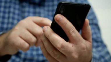 İş Adamı Eller Cep Telefonu Kullanarak Mesajlaşıyor