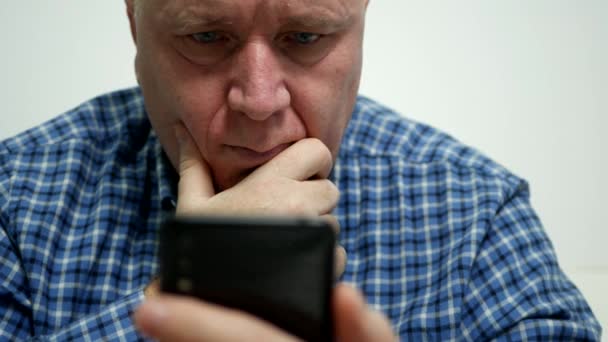 ビジネスマンは、携帯電話を使用して、メッセージを送信し、神経と失望を推測します — ストック動画
