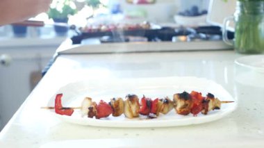 Tabakta tavuk ve sebzeli leziz ızgara şiş.