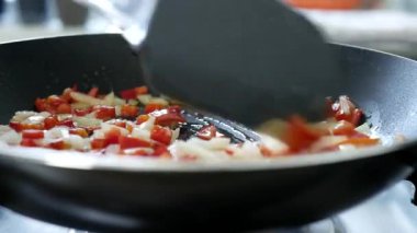 Sebzelerle Yakın Çekim Sıcak Tavada Karıştırılmış ve Pişirilmiş, Vejetaryen Tabağı İçin İçindekiler