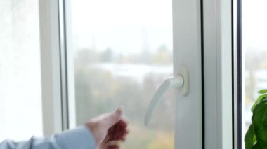 Ofisten Büyük Pencere Açan Bir Adamın Eli