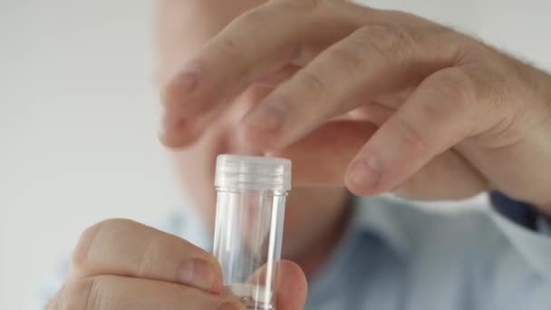 Beteg ember az irodában vesz néhány tablettát közvetlenül egy gyógyszer címzett — Stock videók