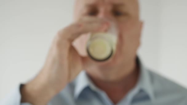 Nemocný muž trpí velkou bolestí hlavy pít šumivé tablety rozpuštěné ve sklenici s vodou — Stock video