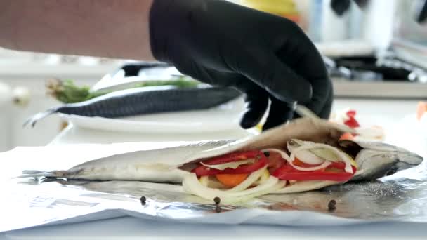 Preparación de pescado relleno de verduras en la cocina — Vídeo de stock