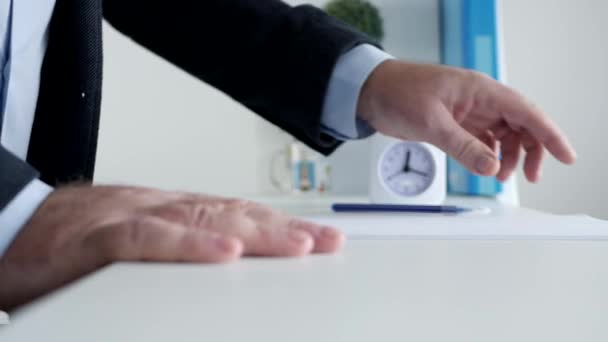Нервный бизнесмен измельчает лист бумаги, выбрасывая на помойку контракт — стоковое видео